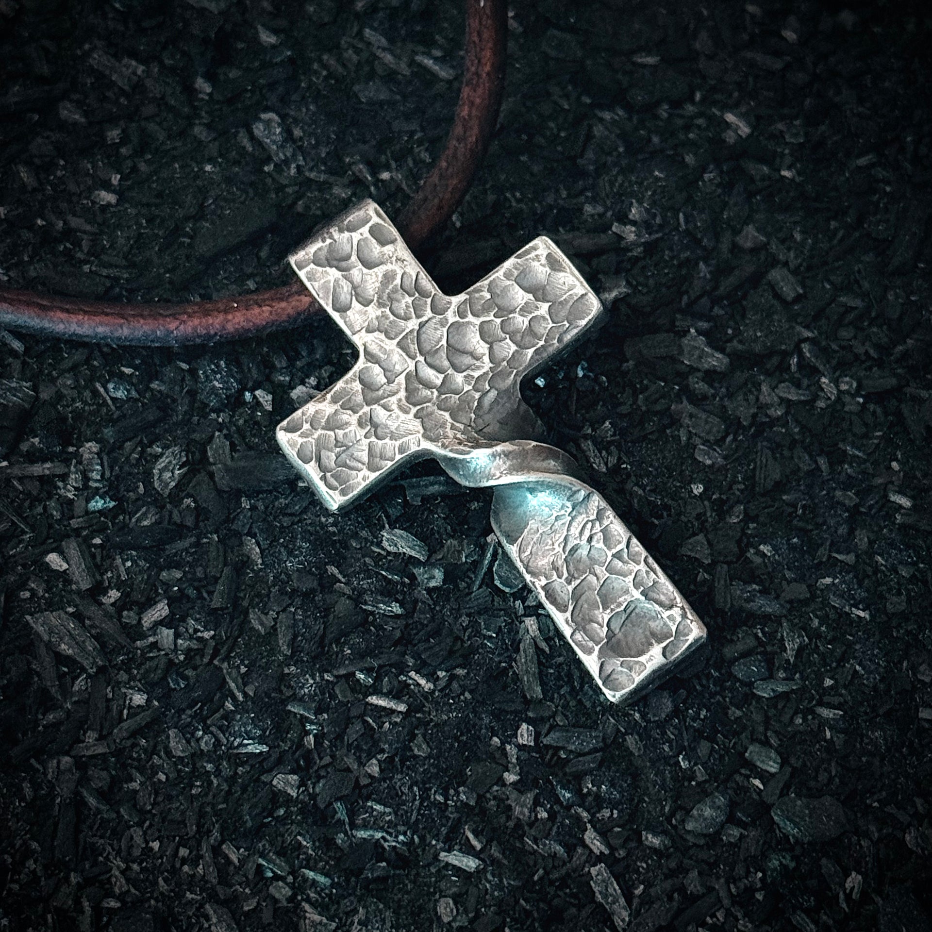 Custom Culture セメタリークロス風バックル Silver 925 999+ Pure Silver Twist CROSS PENDANT Hammered Finish. Made in